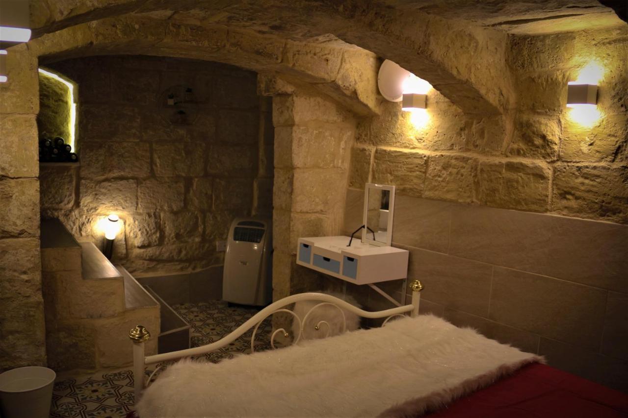 Ferienwohnung Malta'S Naughtiest Cabaret Floriana Exterior foto