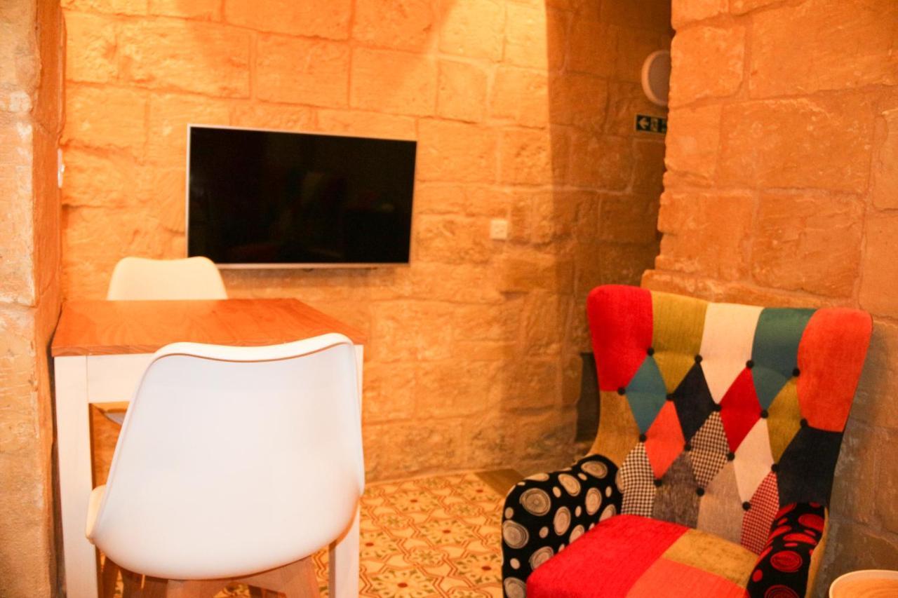 Ferienwohnung Malta'S Naughtiest Cabaret Floriana Exterior foto