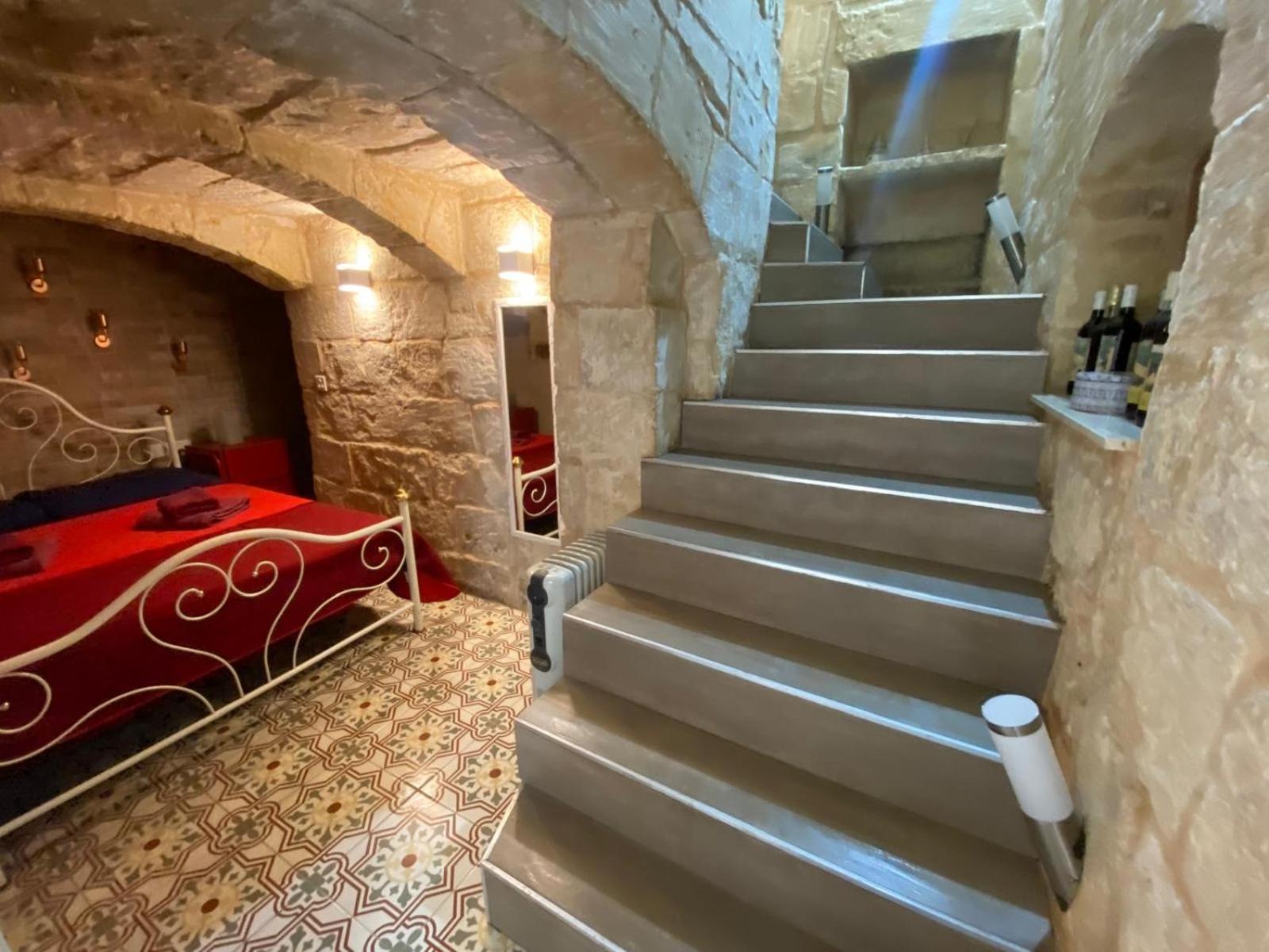 Ferienwohnung Malta'S Naughtiest Cabaret Floriana Exterior foto